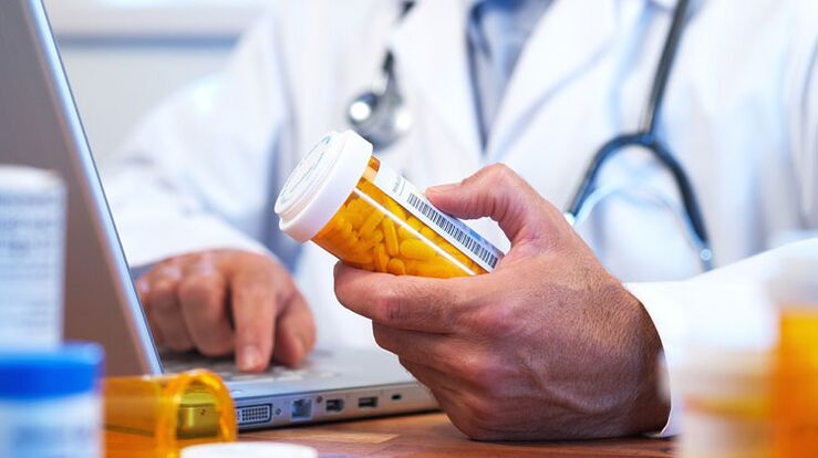 Gydytojas skiria vaistą nuo prostatito